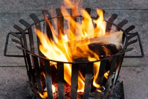 Ein Feuerkorb in Aktion - mit Brennholz bestückt und voll in Flammen