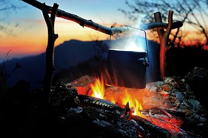 Lagerfeuerromantik auch im eigenen Garten - Feuerstelle mit Dreibein