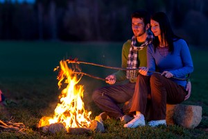 Ein Päärchen abends an einer Feuerstelle im Garten - Lagerfeuerromantik