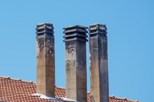 Alte Schornsteine auf dem Dach  Schornsteinsanierung nötig