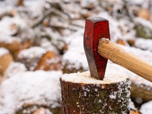 Spalthammer auf einem Holzklotz